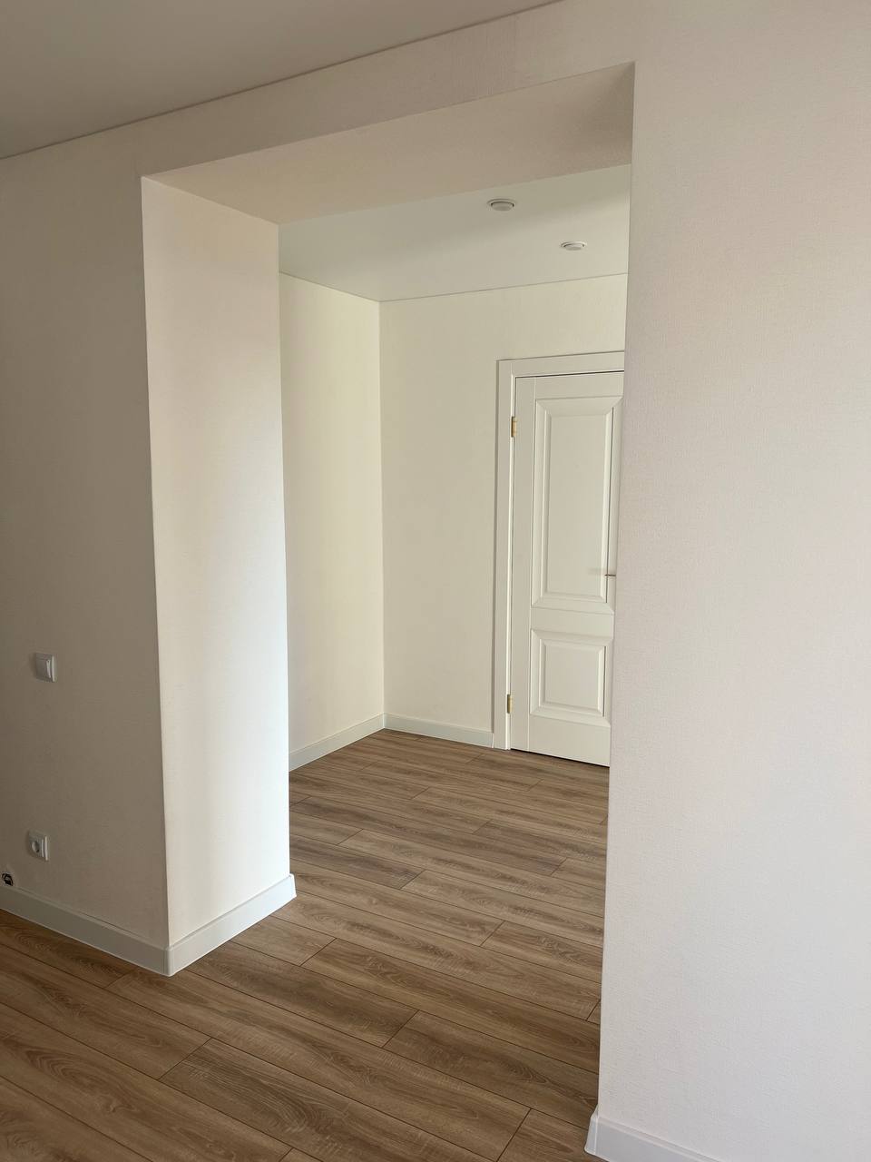 Гостиная двухкомнатной квартиры с объединенной кухней